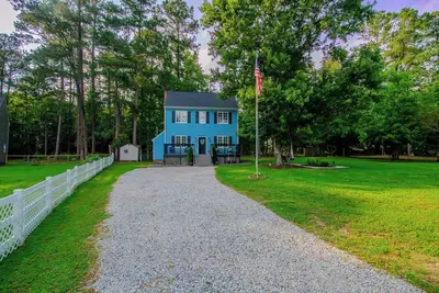 Image de Private Homestead, 1. 5 Acres, Spa, Gym, Firepit, Chickens, King Suite, Pets