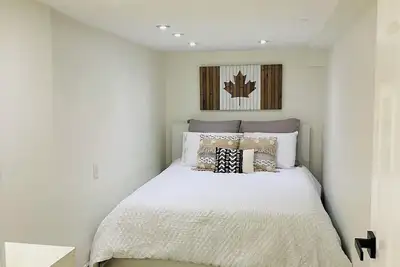 Image de Spacious 1-Bedroom Basement Apartment in Midtown Toronto