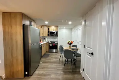 Image de Sleek Guest Retreat | 16 mins to Yeg & Wem | Cozy Comfort