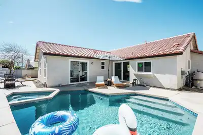 Image de New! Designer 3br Home in Indio - Salt Water Pool & Spa, Game Room, Ac, Sleeps 8