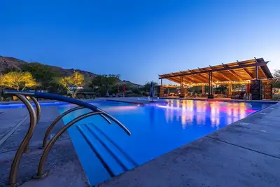 Image de Brand New Modern 3br Retreat – Pool, Jacuzzi, Gym & Stunning Views