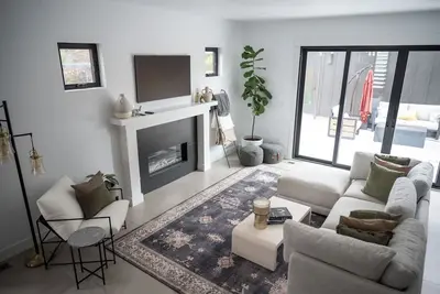 Image de West Highlands 4 br/4. 5 ba Modern Retreat with Mountain Views