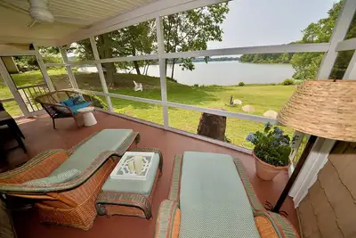 Image de Charming, updated 1930's beachfront cottage with stunning sunset views