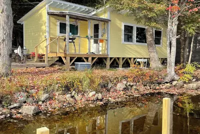 Cozy cottage in charming Lincoln, Me with Ac