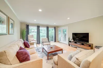 Image de 6 Mi to Dtwn: Waterfront Home in Tulsa!