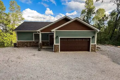 Image de Stunning mountain view home in Little Switzerland with large viewing deck