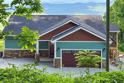 Image de Stunning mountain view home in Little Switzerland with large viewing deck