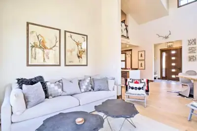 Mountain home w/ hiking access in tranquil Silverthorne with WiFi.