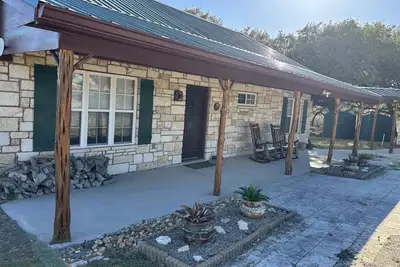 Image de Live Oak Combo - Cabin & Annex - 3 bedrooms for larger groups outside Lampasas