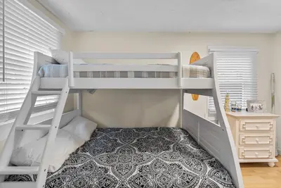 Image de Charming 2br Coastal Cottage – Walk to Surf Drive Beach & Downtown!