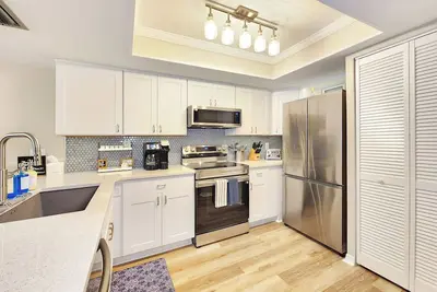 Image de Newly Remodeled Madeira Beach 1br/2ba Retreat, Heated Pool, Walk to Sunsets