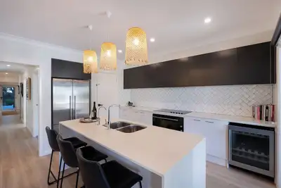 Image de Nest: Sunset skies & family fun. Stunning family home, pets welcome, pizza oven