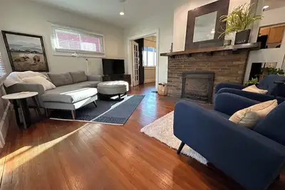 Image de Broad Ripple Urban Flower Farm Bungalow - Cozy 2br Near Downtown Indianapolis
