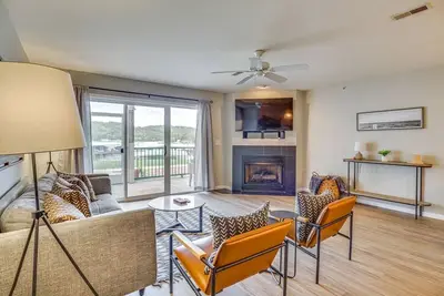 Image de Sunsets & Slips - Waterfront 3br Condo at Lake of the Ozarks!