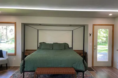 Image de Relax and unwind while taking in nature at this master suite on 5 acres!