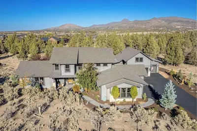 Image de Amazing Brasada 4 bdrm- Theater, WiFi, Fire Pit, Hot Tub, Poker Table, Karaoke!