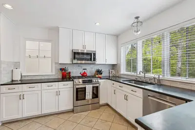 Image de Hillstead: 4 br, gas fireplace, screened porch, secluded but central location!