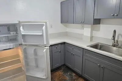Image de Leval Entry~Downstairs~Remodeld Kitchen~Monthly~Gym~Pools~Spa~讲中文