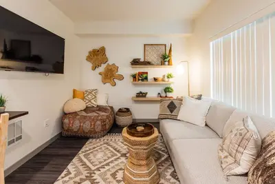 Image de Chic 1-bedroom, Gym, Pool, Near Downtown & Restaurants