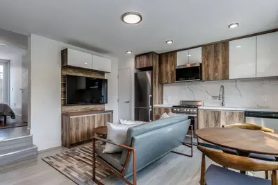 Image de New Building-Pet Friendly 3 Br Penthouse with Private Patio@1168 Pendrell