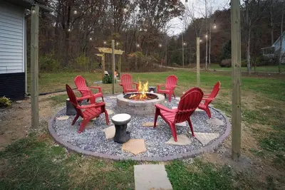 Image de Steamy Soaks, S'mores by Starlight, Movie Nights & Fun Games Near Dollywood - A Smoky Luxe Retreat