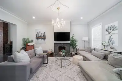 Image de Luxury Townhome Steps to Train