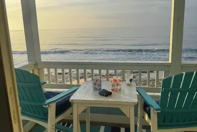 Image de Oceanfront + Pool 1st Fl / End-Unit in Kure Beach \nShamrock Sands