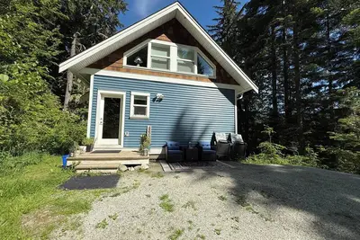 Image de Peaceful, private 1-bedroom + loft bedroom home nestled in the forest.
