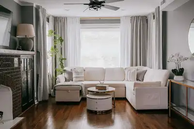 Image de 2br, Sleeps7 • Coffee Station, Backyard w/ Grill