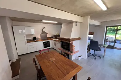 Image de Le Domaine des Gameaux, gîte, grand préau, espace cuisine, jeux, ateliers