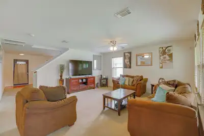 Image de 7 Mi to Downtown Baytown: Spacious Home w/ Yard