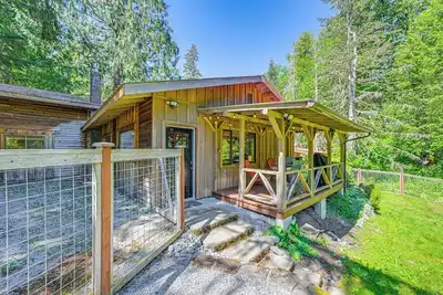 Image de 5 Mi to Mt Rainier Nat’l Park: Cozy Cabin w/ Deck!