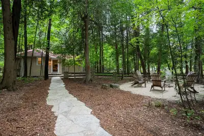 Image de The Woods Cabin at Three Leaves – Cozy Escape Near the Lake