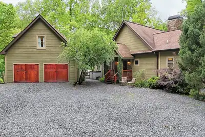 Image de Fern & Fog Retreat by Chatuge Home Concierge | Tucked in the woods for total privacy, this serene retreat offers a hot tub, fire pit, and the perfect place to unwind.