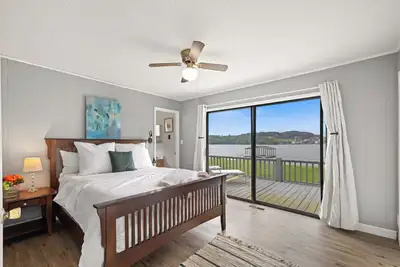 Image de The Weathered Porch  by Chatuge Home Concierge<br>Lakeside Retreat w/ Private Dock, Deck & Mountain Views