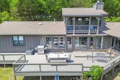 Image de Beaver Lake Oasis | Backyard Lake Access | 6 beds