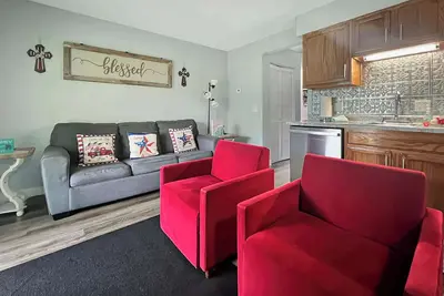 Image de Walk In Close to the strip yet secluded, sleeps 8