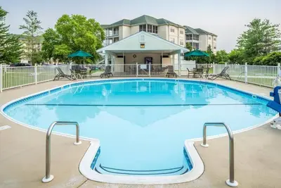 Image de Pool, secluded but mins to strip No stairs Fishing