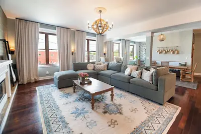 Image de Modern Farmhouse Retreat, 3br/3. 5ba, Balcony + Activity Haven + Workspaces