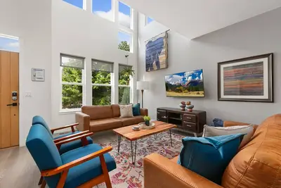 Image de The Cycle Haus | Rooftop Deck w/ Hot Tub & Views