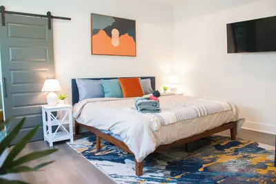 Image de Welcome to the Yellow Door! Located in one of Pensacola’s most walkable area