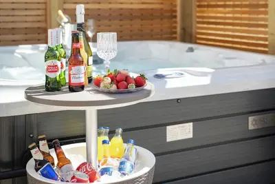 Image de Stylish 3-Bed Retreat with Hot Tub & Garden | Near Perth City Centre
