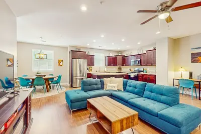 Image de Modern home w/ two master suites & private balcony, desk space, & central A/C