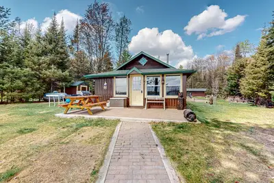 Image de Rustic Cozy lakefront Cabin with dock, fire pit, gas grill, W/D & quiet location