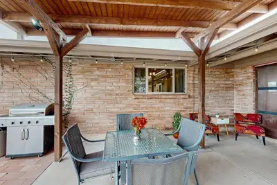 Image de Modern Home w/ Casita, foosball and pool tables, patios, Bbq grills, fire pits