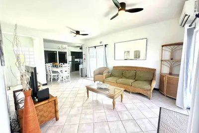 Image de Escape to Paradise –Beautiful Lakeside Villa with pool access and WiFi