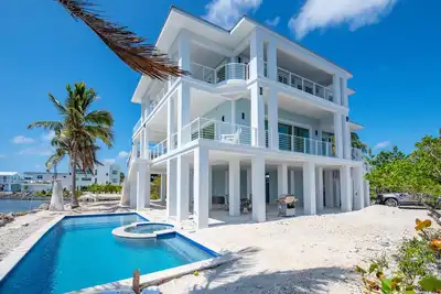 Image de Luxury 5br/5. 5ba Open Water Pool Home