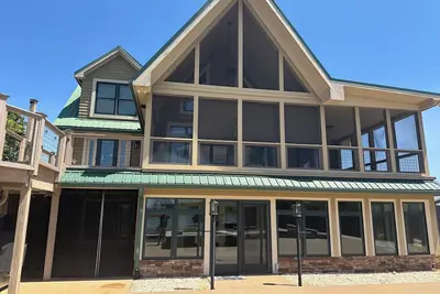Image de ~~ Log Home On A Beautiful Lake~Resort style pool~~Charming Large 5 bedroom