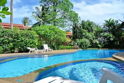 Image de Luxueuse villa de style thaïlandais avec piscine à seulement 20 mètres de l'accès à la plage