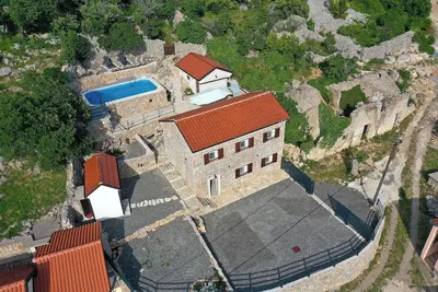 Charming 2-bedroom villa with Ac, WiFi, swimming pool, view of the sea and islands